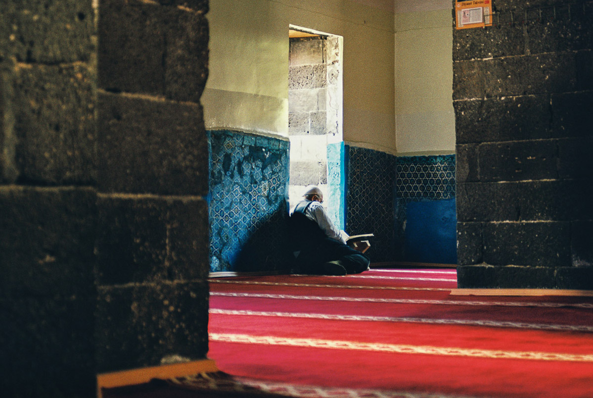rezando en una mezquita de Turquía caminos